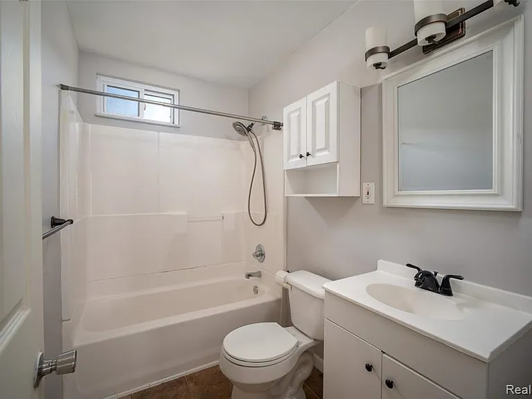 21328 Audette St — Photo 8