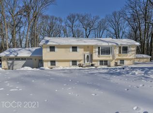 8 Adams Ln, Airmont, NY 10901
