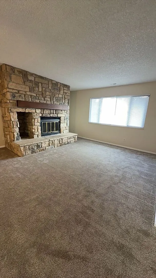Charming 2 Bd Condo With 2-Car Garage & Fireplace! — Photo 4