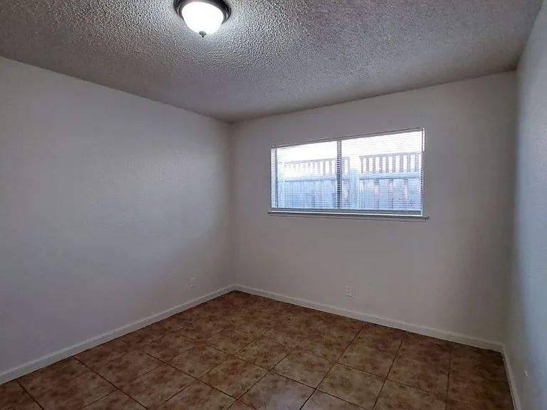 3449 N. Marks Avenue — Photo 8