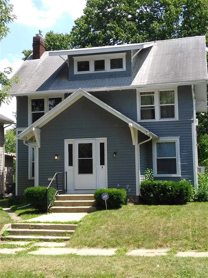 1740 Leer St photo 1