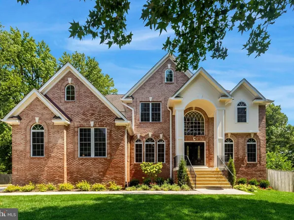 8713 Oak Leaf Dr, Alexandria, VA 22309