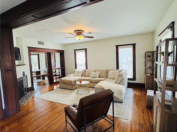 4th image of 411 N Broadway St