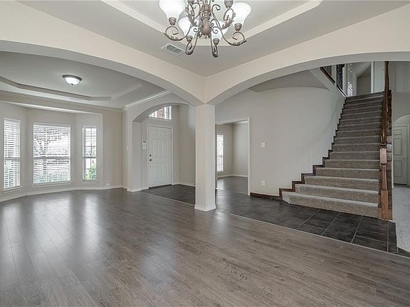 3rd image of 611 Hilltop Dr