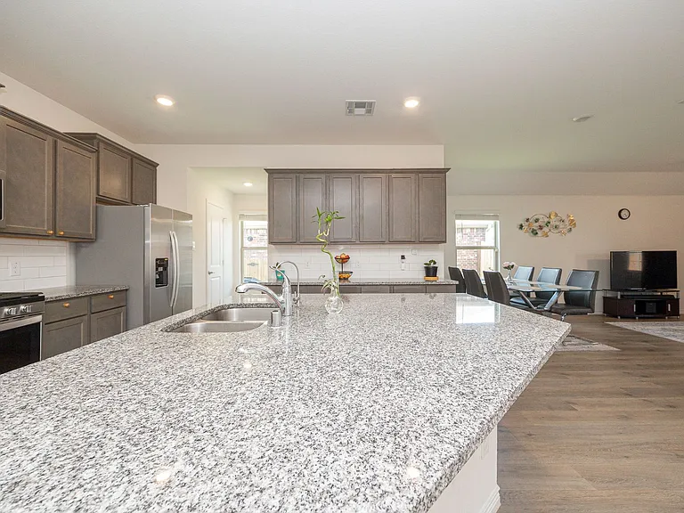 1205 Colonial Bluff Ln — Photo 5