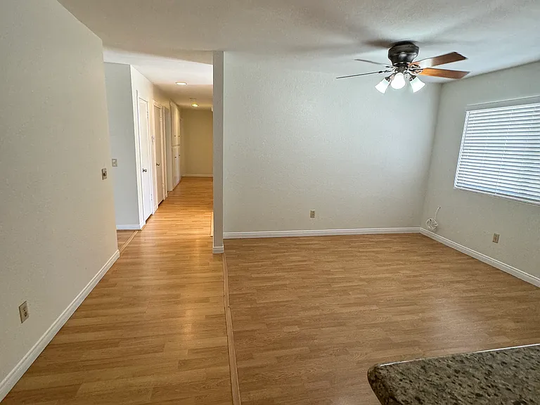 1725 Hillcrest Ln — Photo 7