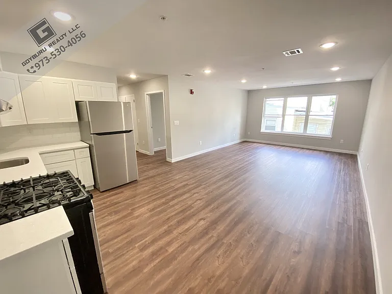 425 11th Ave #204 — Photo 3