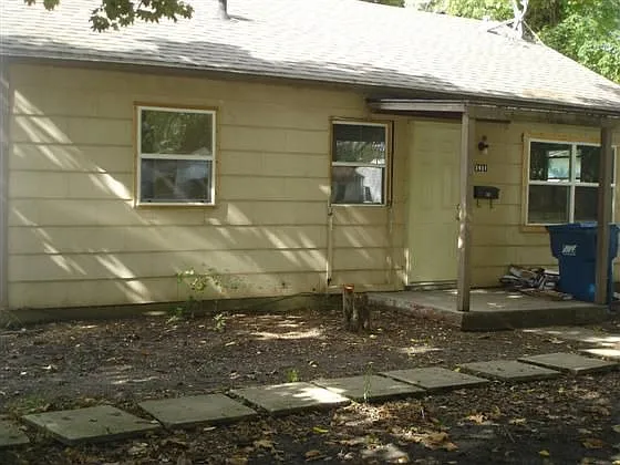 1401 Sunset Dr photo 1