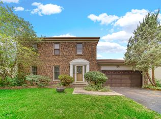 160 Chatham Ln, Roselle, IL 60172