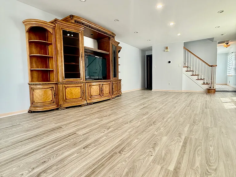 27 Conger St — Photo 3