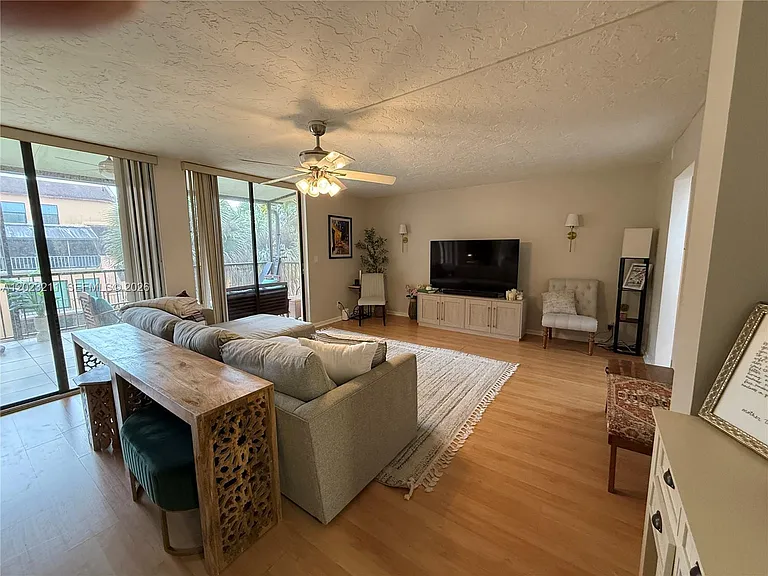 450 Commodore Dr #306 — Photo 2
