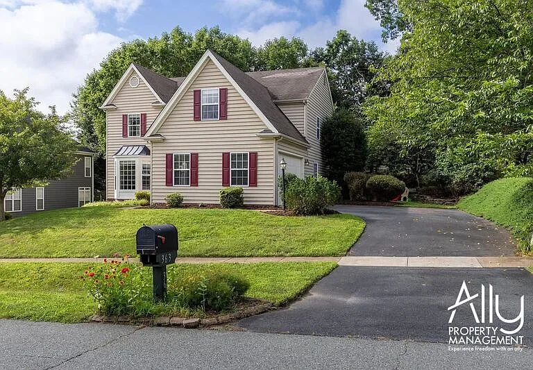 362 Grayrock Dr — Photo 2