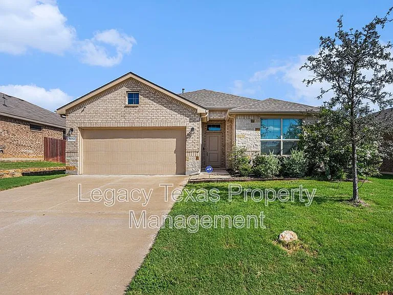 1912 Albany Ln — Photo 1