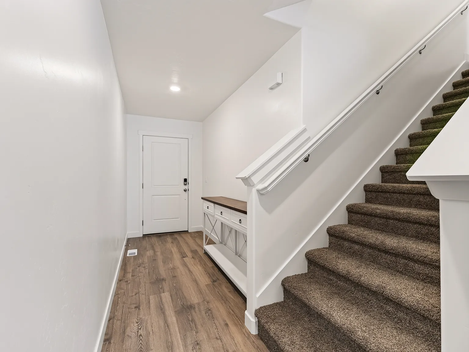 3 bed, 2.5 bath, 2205 sqft, $2,200 — Photo 3