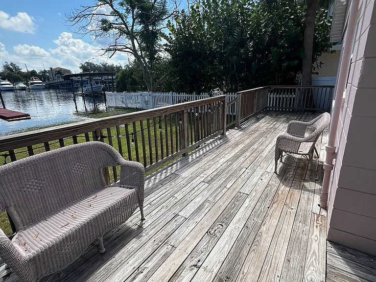 412 Riverside Dr — Photo 2