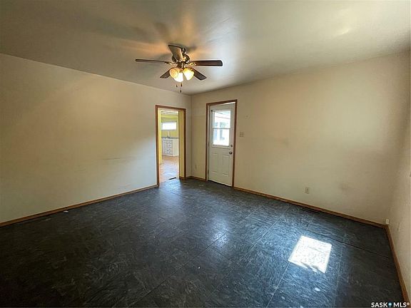 2nd image of 1118 Coteau St W