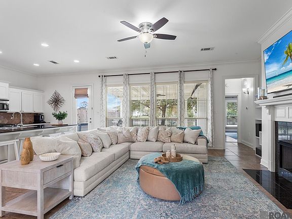 3rd image of 10644 Springtree Ave