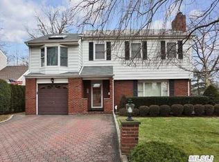 161 Tullamore Rd, Garden City, NY 11530