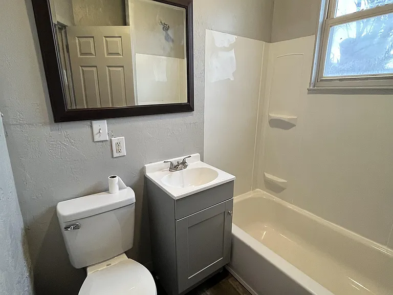 615 W Locust St — Photo 20