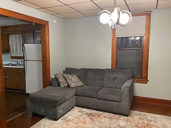 3rd image of 1119 Broadway St