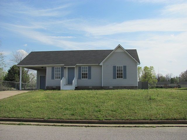 1st image of 380 Lynn Dr