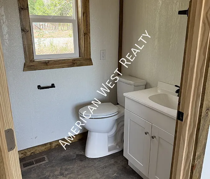 900 Railway St — Photo 6