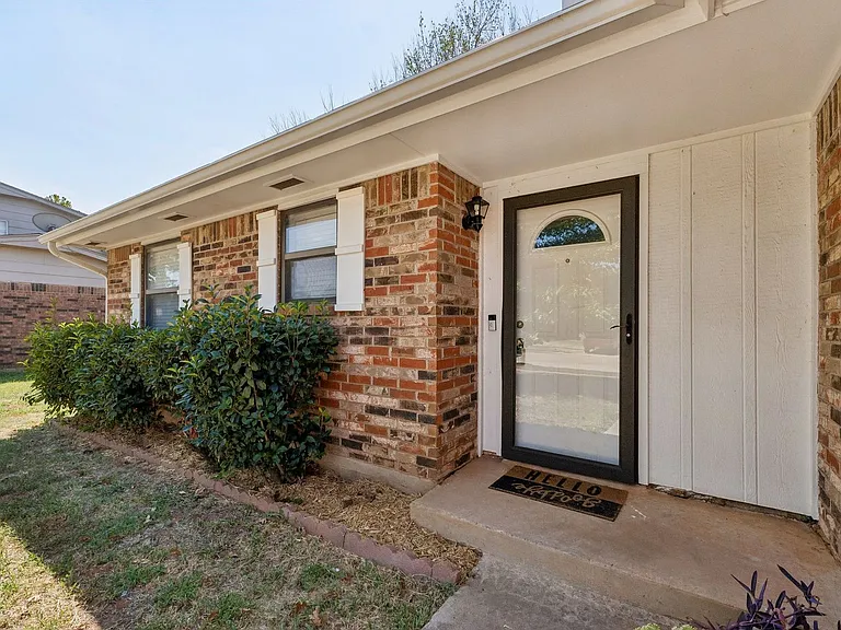 213 S Silver Dr — Photo 2