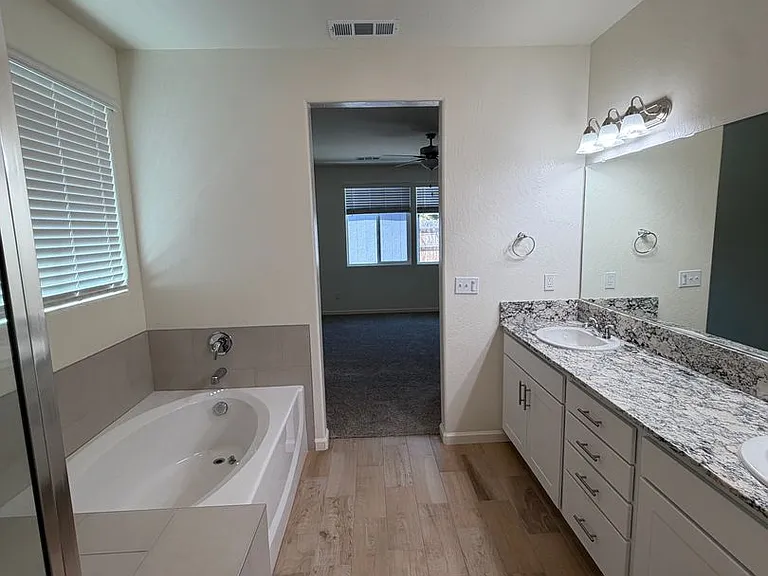 2026 Sherbrook Ave — Photo 24