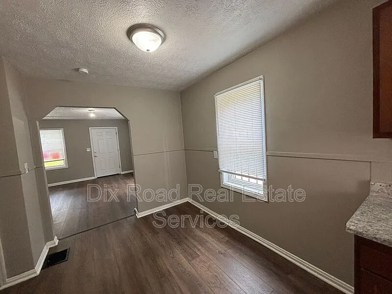 660 Gramont Ave — Photo 10