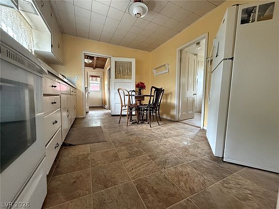 5th image of 825 Canyon St