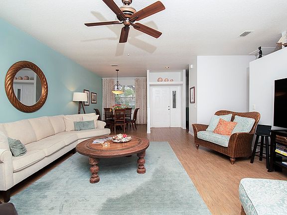 4th image of 305 Hawthorne Ln