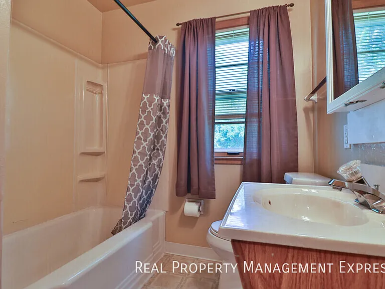 1904 S Hawthorne Ave — Photo 12