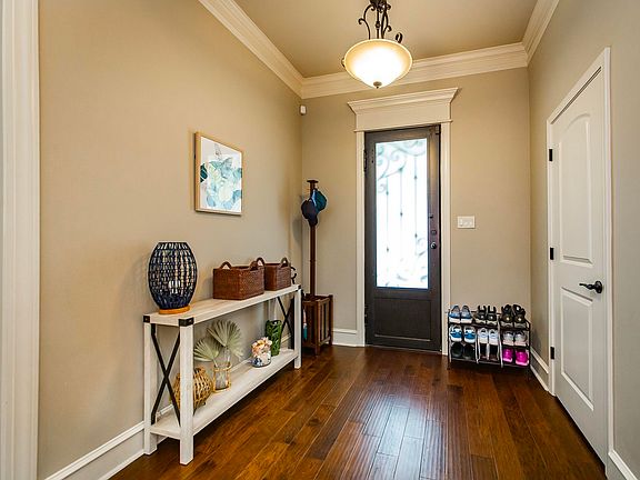 3rd image of 9433 Meadow Gardens Cir