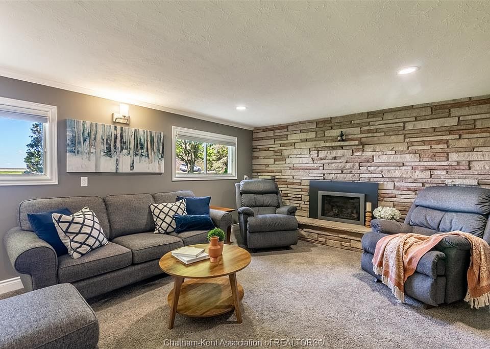22nd image of 21095 Victoria Rd