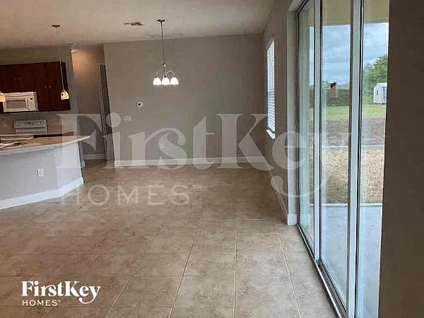 3 bed, 2.0 bath, 1614 sqft, $2,140 — Photo 2