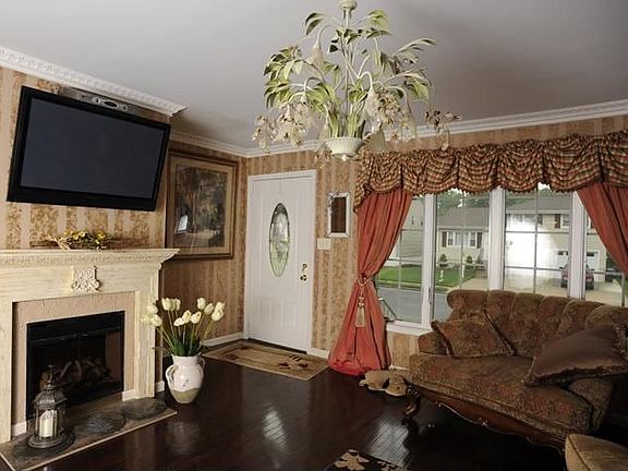 Living room w/fireplace