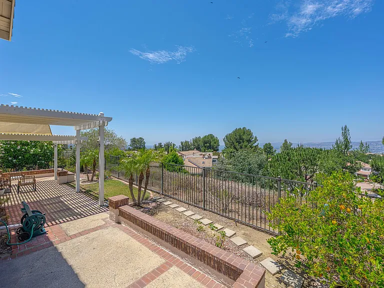 1011 S Mountcrest Ct — Photo 39