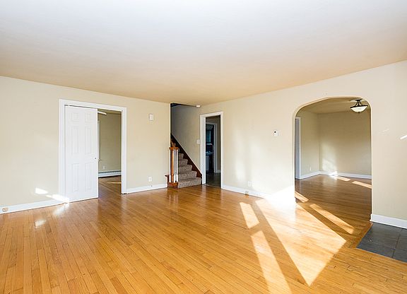 3rd image of 318 Charlestown Dr