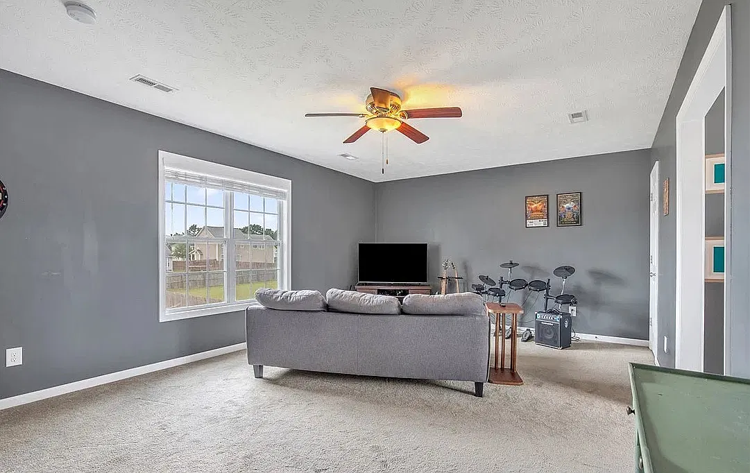 3 bed, 1998 sqft, $1,900 — Photo 4