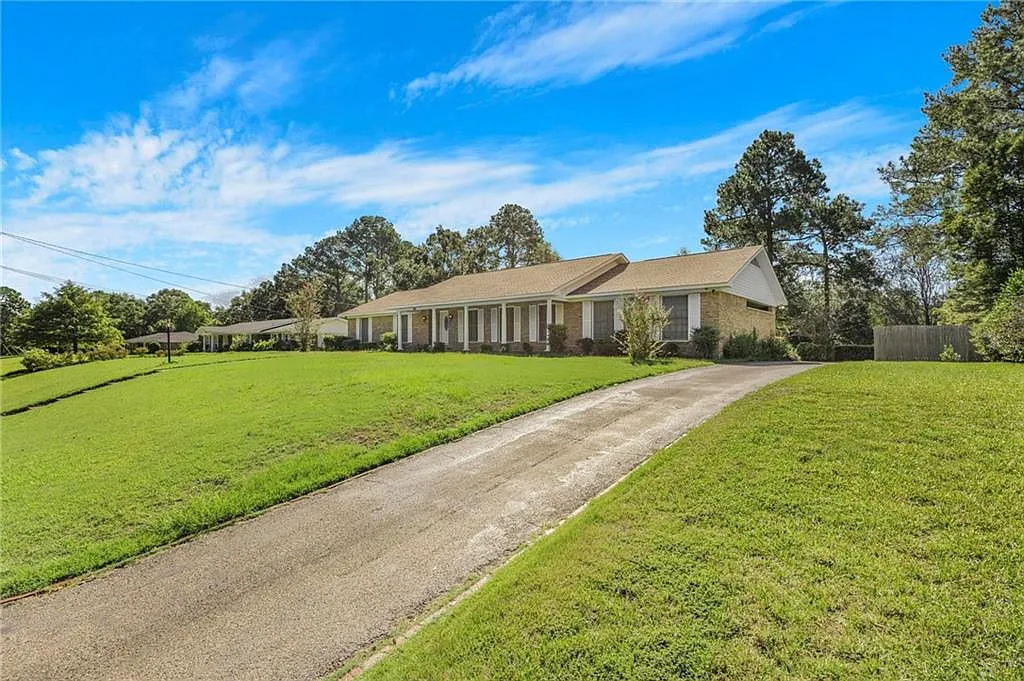 4 bed, 3.0 bath, 2196 sqft, $2,600 — Photo 3