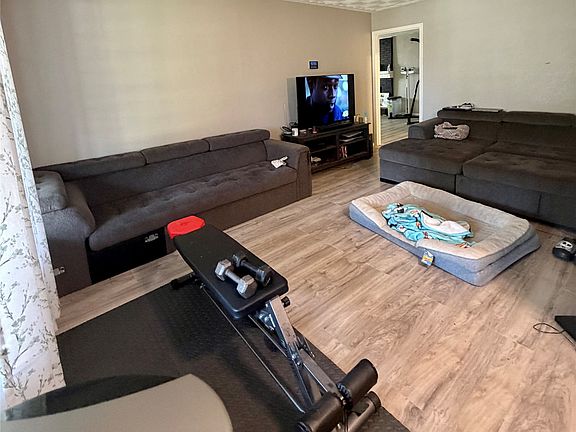 5th image of 439 Shorewood Dr