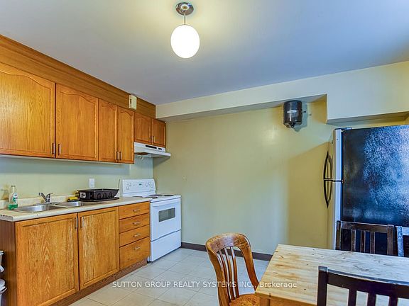 4th image of 360 Erb St W