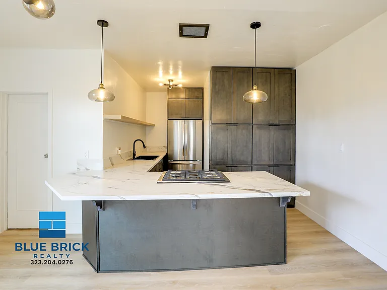 300 N Bonnie Brae St #302 — Photo 2