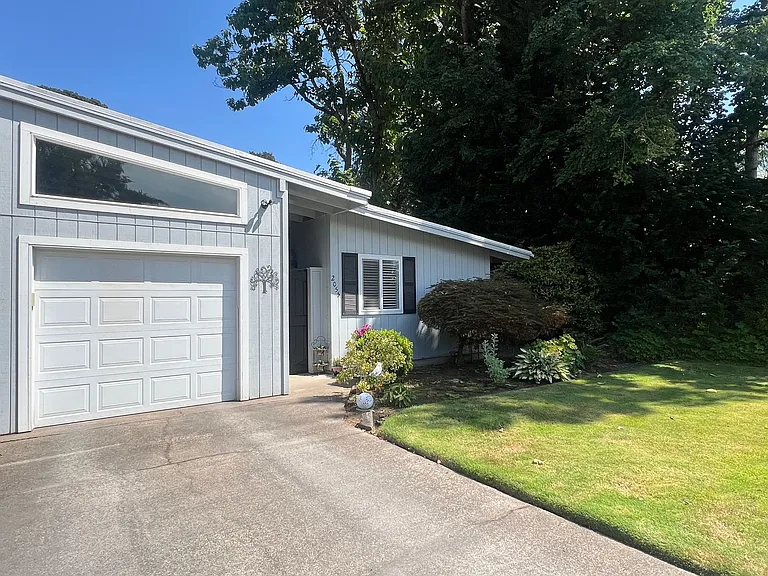 2045 Fairway Loop — Photo 1