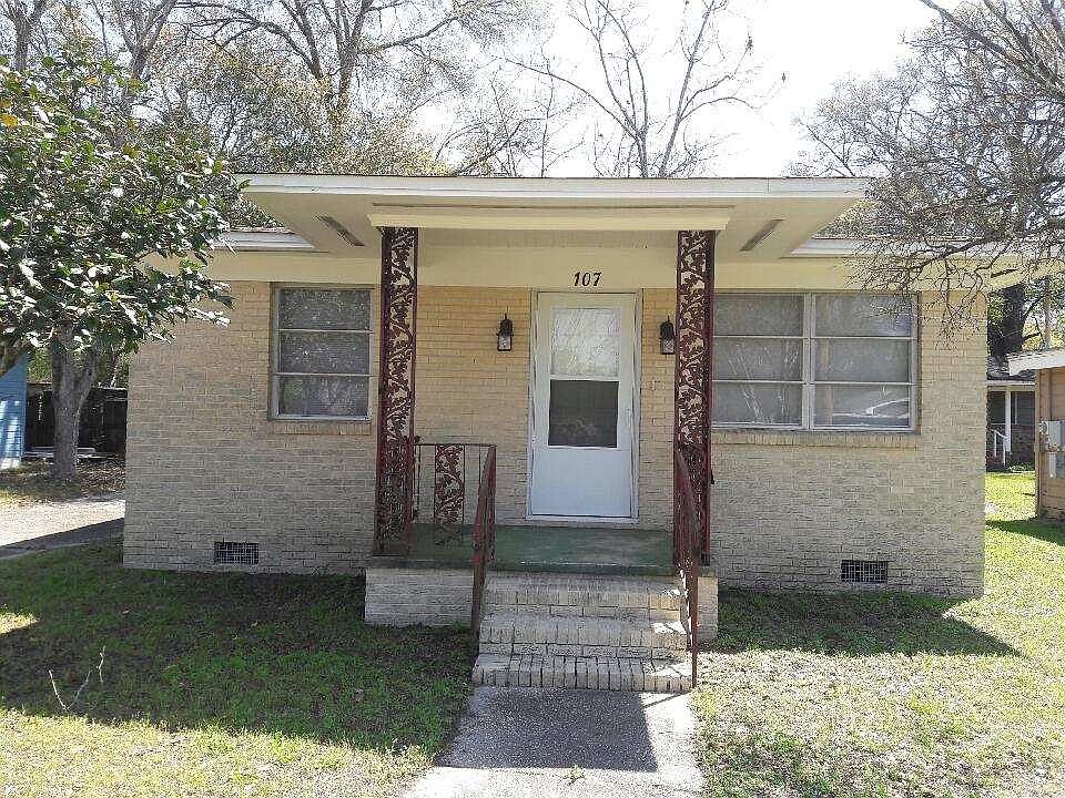 Nice 1 BR/1 B Brick House in quiet neighborhood. Includes h