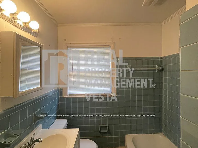 2063 Bayswater Rd — Photo 9