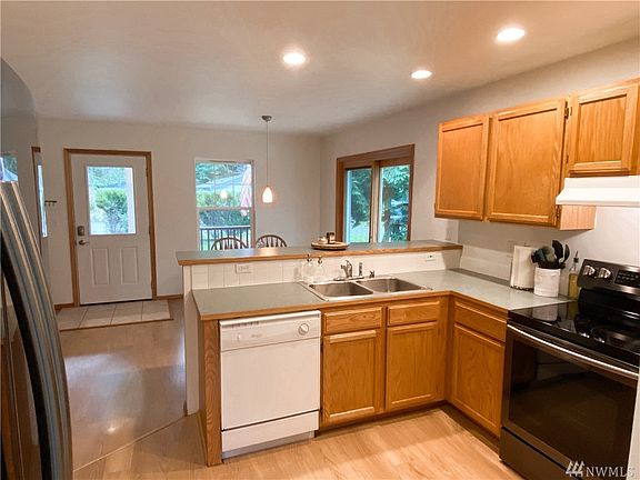 Kitchen w/ breakfast bar