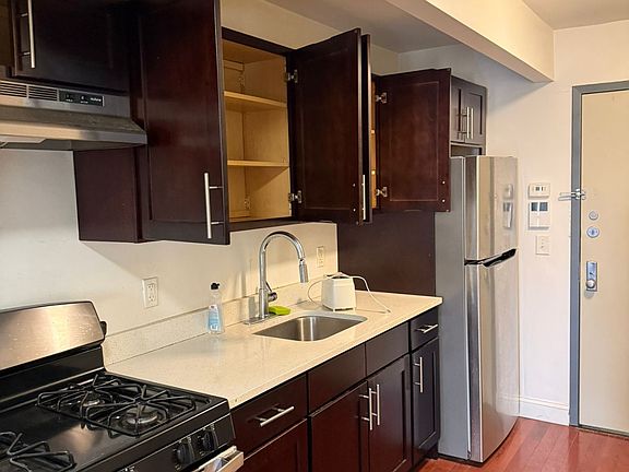4th image of 2120 Daly Ave APT 6A