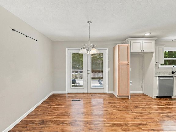 5th image of 40 Ruth Ln