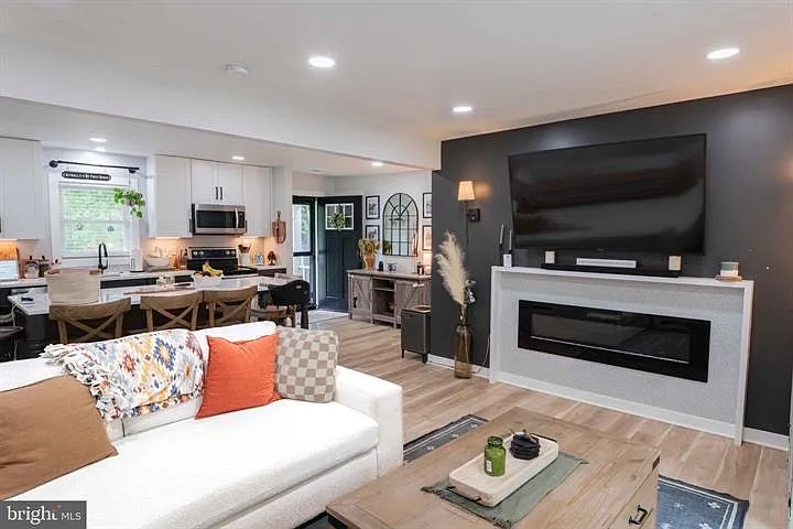 2 bed, 984 sqft, $2,700 — Photo 2